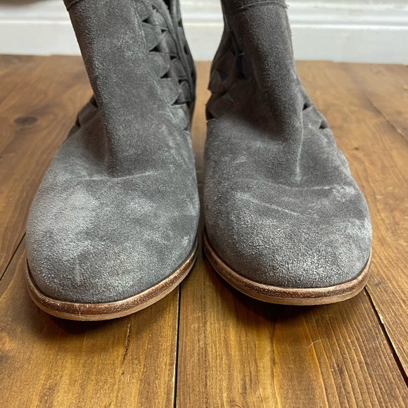 Vince Camuto size 8M Peera gray suede cutout booties - Picture 3 of 8